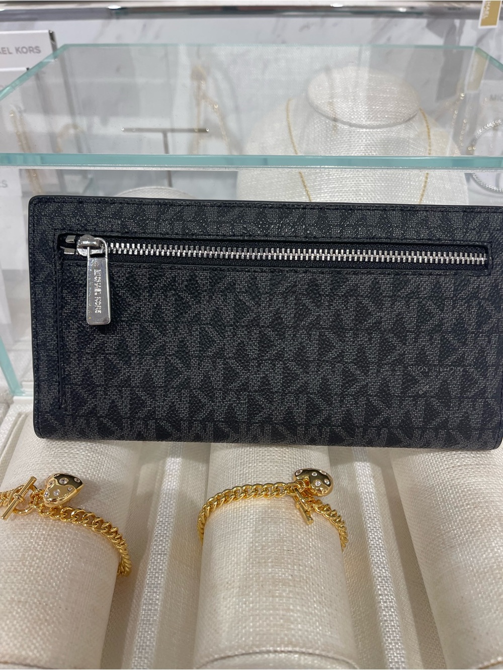 Michael Kors Carson Large Signature Logo Bifold Snap Wallet
Black
NWT - Picture 13 of 16